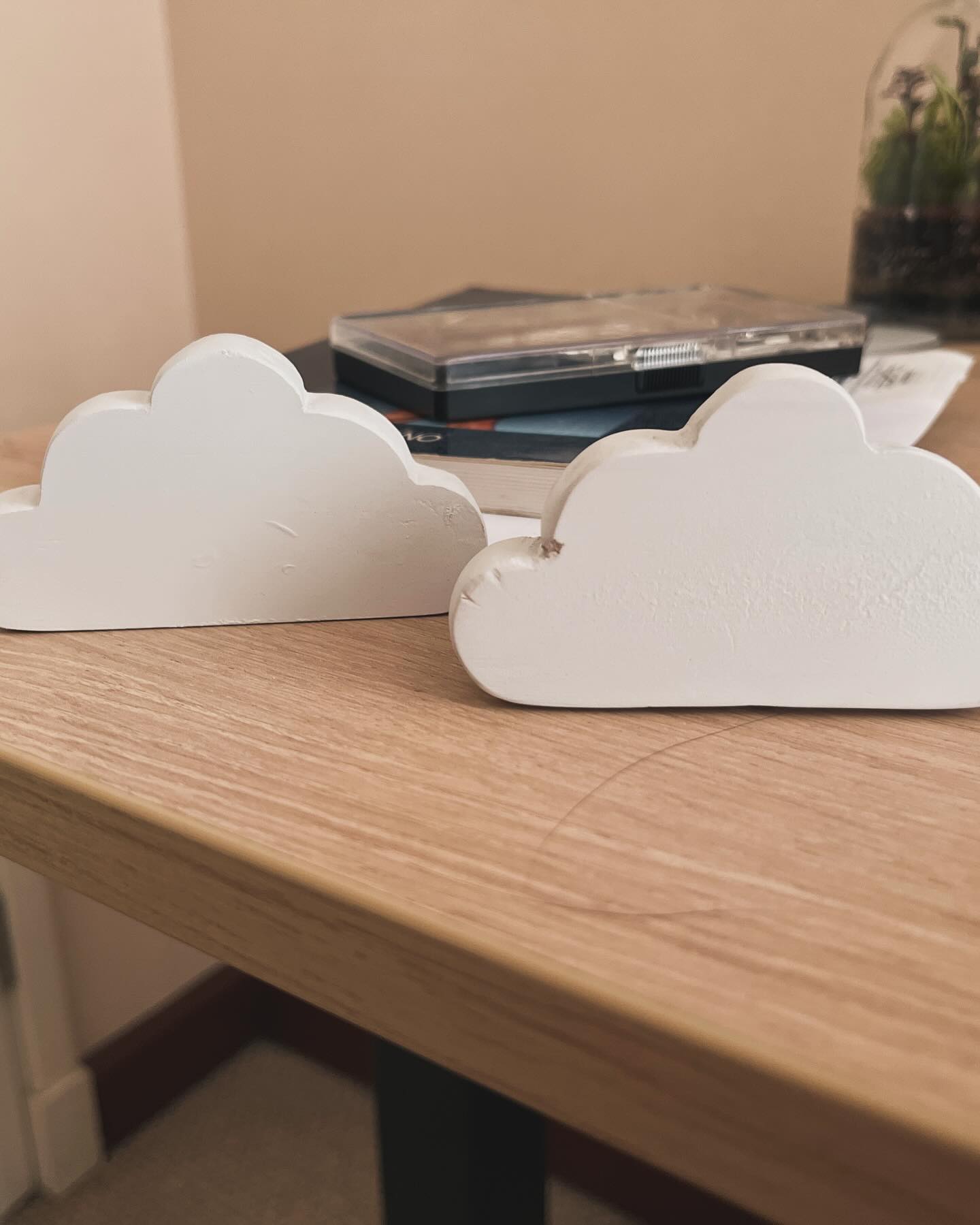 Nubes de madera para colgar las llaves ☁️☁️ se nota cuál es la primera, la segunda salió mejor 😊