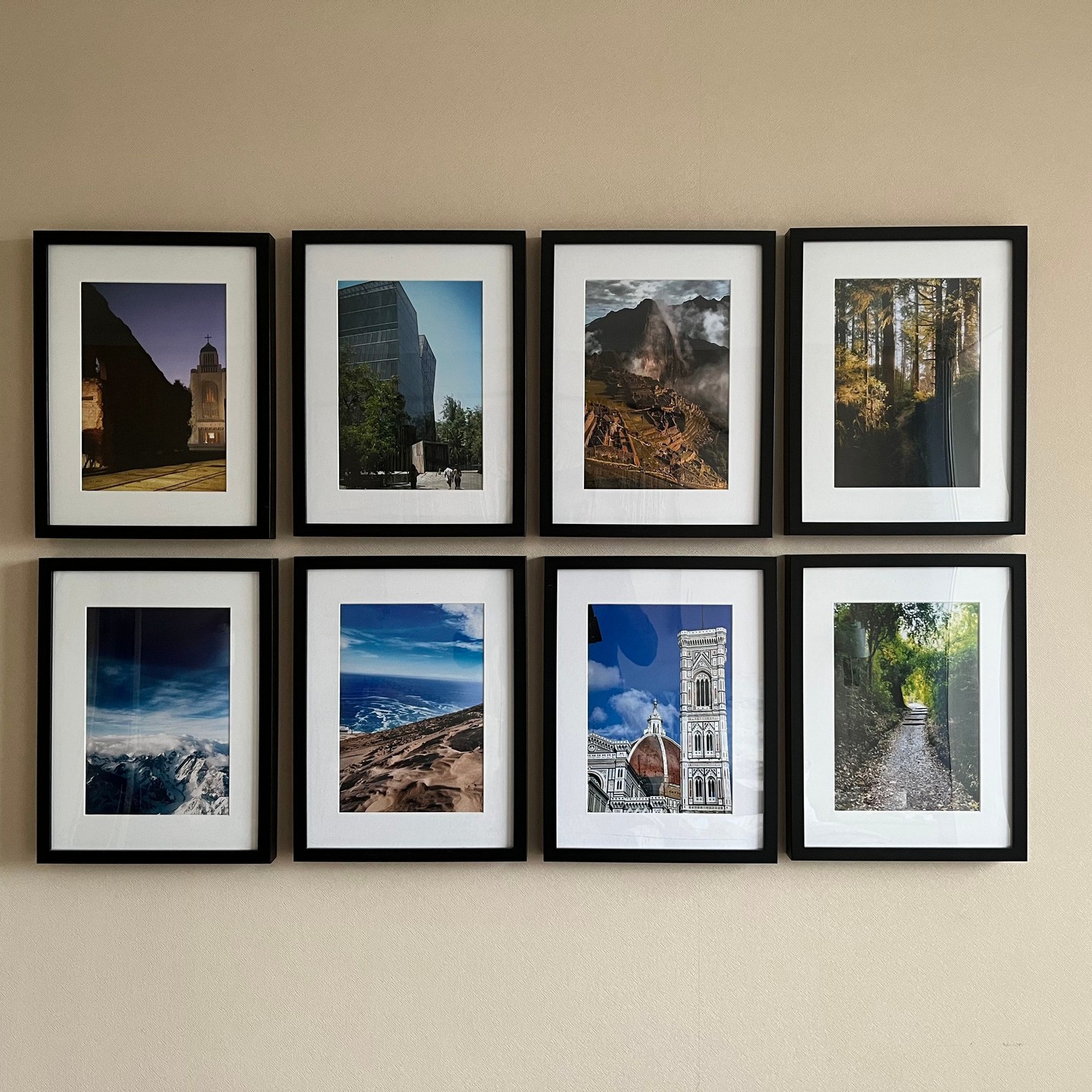 Me tomó 74 días, pero lo logré:
cambié las fotos de mi habitación, que tenía fotos de personas, por la de lugares que me han marcado.

Fue un proceso de introspección muy bonito e interesante, desde el entender que quería tener fotos nuevas a decidir que hacer con el espacio. 

Elegir los lugares fue relativamente fácil. Elegir las fotos y comenzar a enmarcarlas requirió mucho más esfuerzo mental; se sentía como el fin de una era.

Más que imprimir fotos nuevas, significaba aceptar que un periodo terminó. Es permitirme continuar.

También por momentos tuve algo de presión por elegir la foto correcta. O de estar olvidando un lugar importante. Y lo cierto es que si, es posible haya olvidado algo, o que mañana tengo un nuevo lugar que quiera recordar. Pero me quedé tranquilo ya que se que siempre puedo cambiar las fotos, así como poner nuevos marcos en otros lugares del hogar.

Por ahora, estos son los lugares, en orden cronológico, que han sido importantes para mi. Seguro que reconoces más de alguno.

—-

Por cierto, las fotografías no son mías. Gracias a sus autores originales por publicarlas en Flickr y Google.